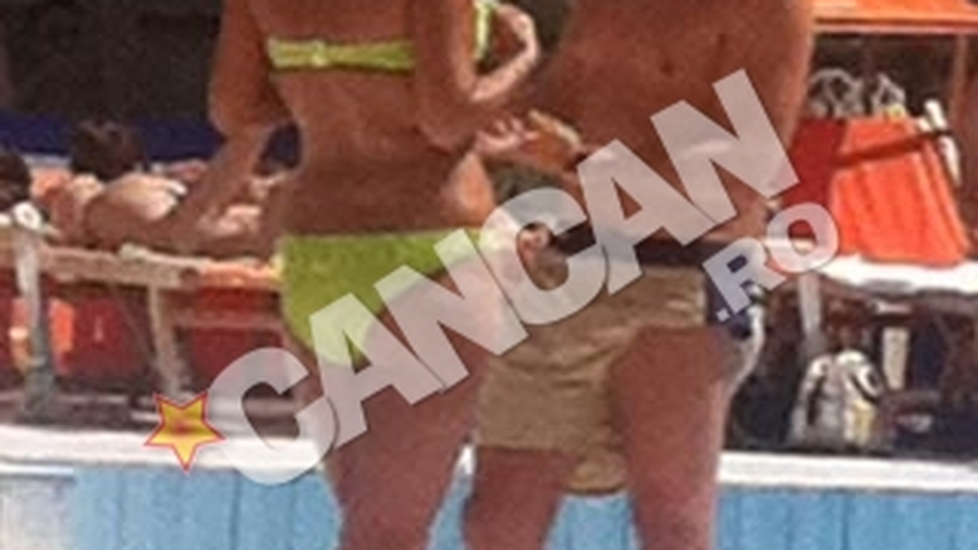 Sexy man walking, la piscina!  E burlac si-si permite! Uite cum agata Smiley, ud si gol, o blonda!