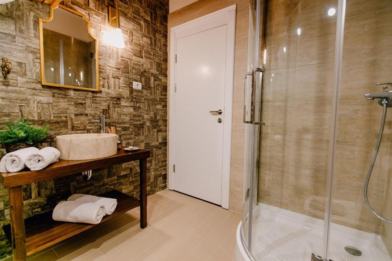 Sursa: romania.directbooking.ro