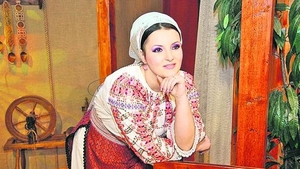 O celebra cantareata de muzica populara a petrecut Revelionul in pijamale, plangand si chinuita de dureri ingrozitoare!