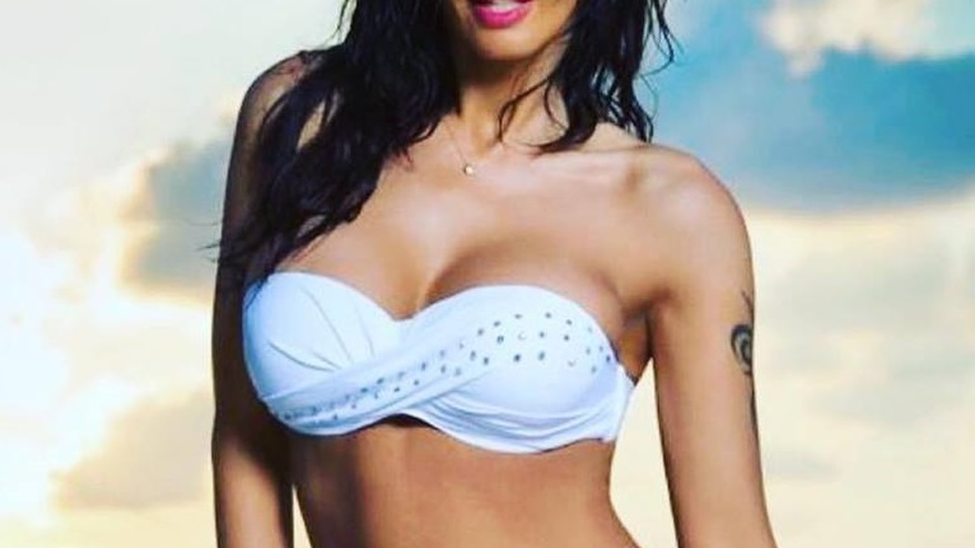 Oana Zăvoranu i-a înnebunit pe bărbați! S-a pozat provocator într-un costum de baie minuscul