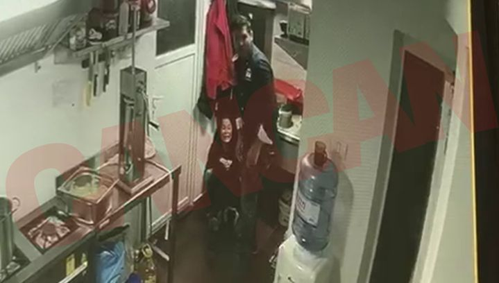 Brigitte, încolțită de Pastramă, în shaormerie