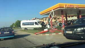 Un microbuz cu muncitori şi o maşină s-au ciocnit violent