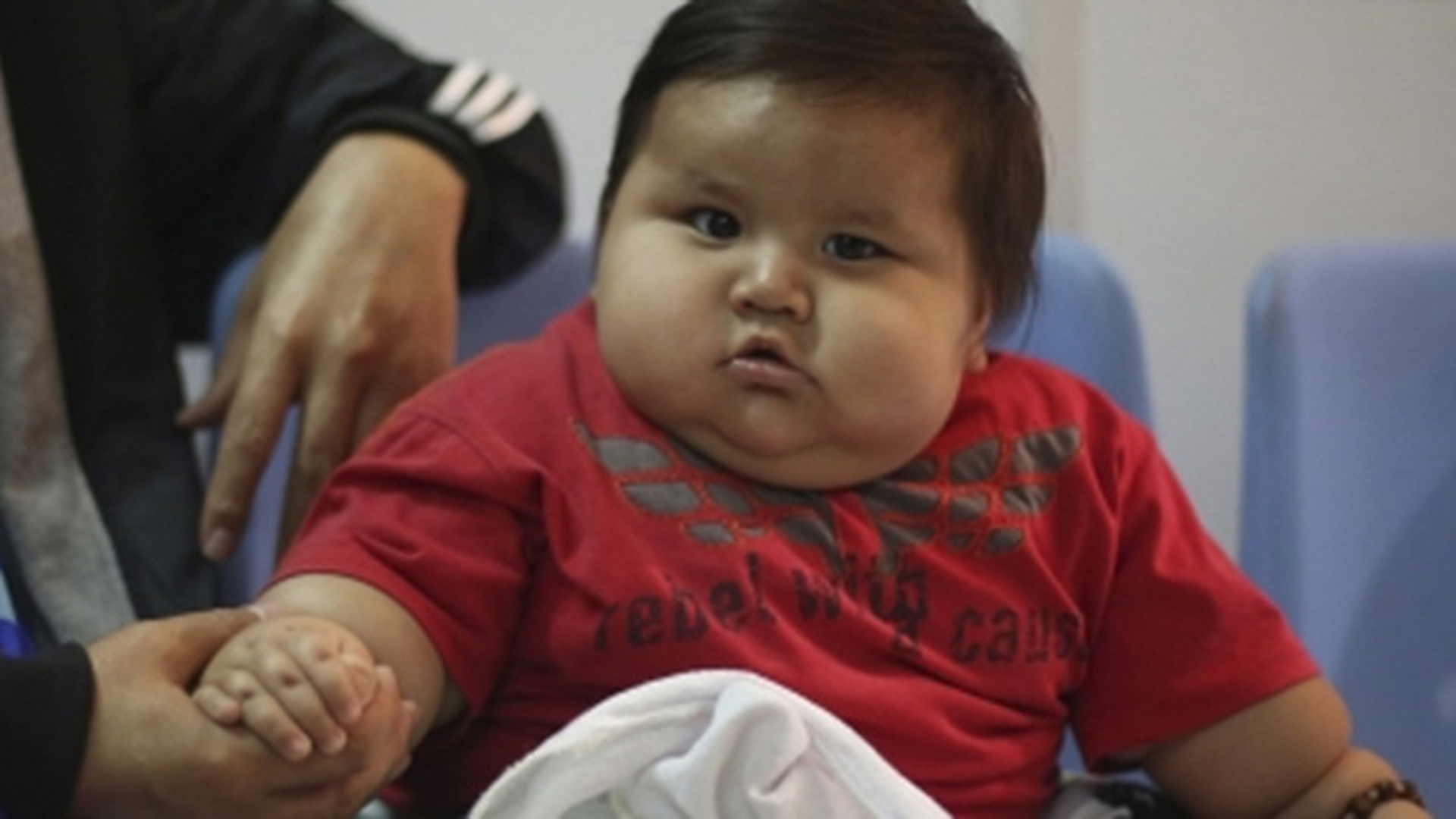 Cum arata bebelusul care cantareste 20 de kilograme la 8 luni! Mama lui il hranea de cate ori plangea