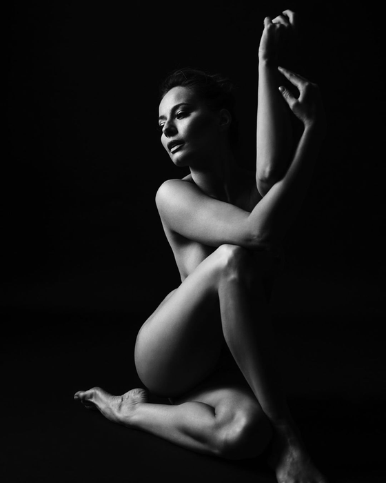 FOTO | Cum arată Laura Cosoi în luna a opta de sarcină. Fanii o acuză că-și editează pozele