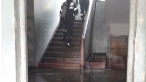 FOTO / Incendiu violent într-un bloc: 30 de persoane au fost evacuate, iar câţiva copii şi adulţi au ajuns pe mâinile medicilor