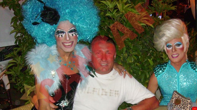 Maharu s-a lasat incalecat de un travestit