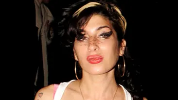 Amy Winehouse, internata in spital din cauza silicoanelor