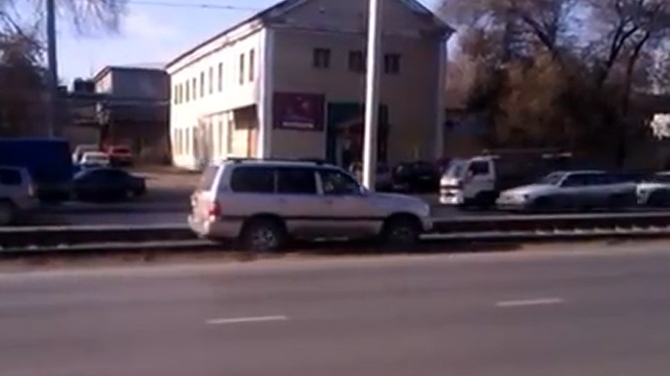 VIDEO Nebunul asta chiar s-a crezut tramvai! Uite in ce hal se chinuie sa isi conduca masina pe sine!