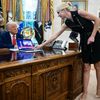 Cine este Natalie Harp, femeia care nu se dezlipește de Donald Trump. Relația care a stârnit controverse la Casa Albă