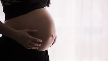 Șocant. O femeie însărcinată cu gemeni, în pericol să își piardă copiii: „Se comportă cu mine ca și cum aș fi mamă surogat”