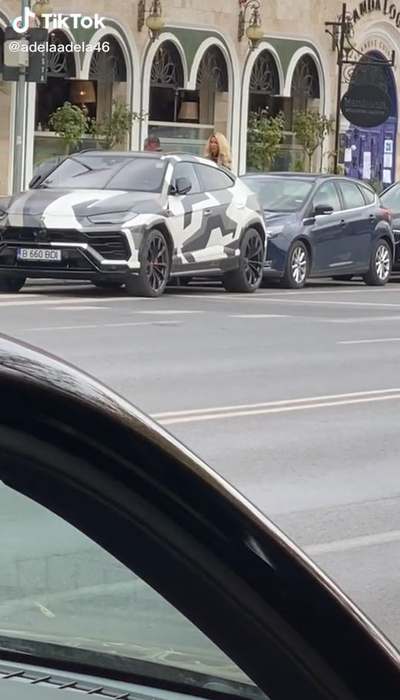 Alex Bodi și-a parcat pe trecerea de pietoni Lamborghini-ul de peste 200.000 de euro. Ce “urgență” avea afaceristului care era însoțit de Bianca Drăgușanu  | VIDEO