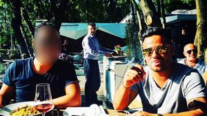 Ei sunt ”gemenii corsicani”, campioni la notele de plată din night-life-ul României! Plătesc săptămânal averi pentru distracţiile din cluburi, au mega-maşini şi s-au abonat la fetele din Brigada ”Secţia 19”