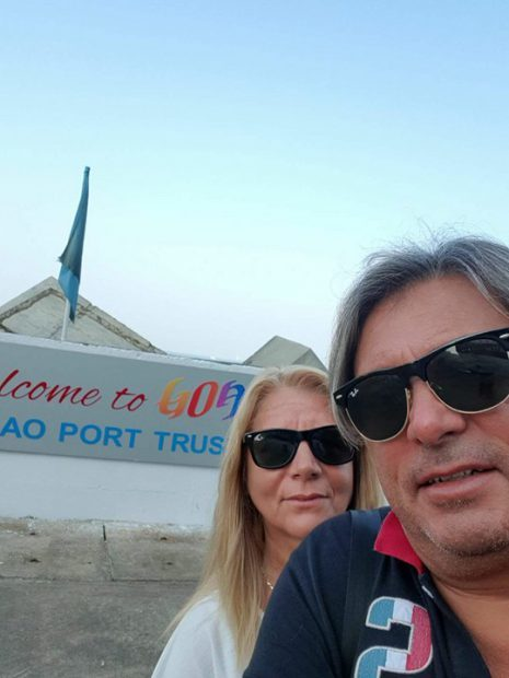 Revelion cu surprize! Cornel Galeş şi blonda Vivi s-au căsătorit după ”ritul” indian
