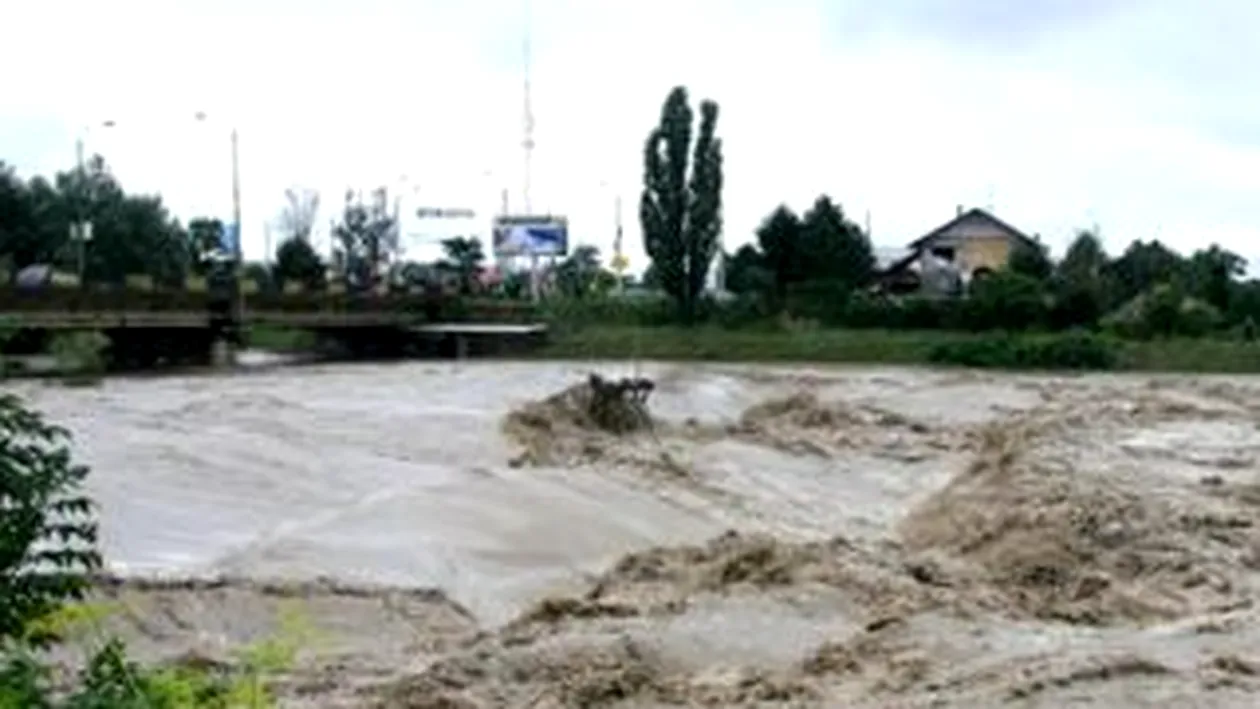 Cincizeci de persoane au fost evacuate in Caras-Severin din cauza inundatiilor