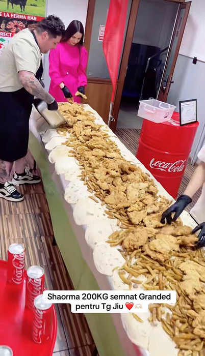 Granded a reuşit o performanţă istorică: O shaorma de 200kg. Foto: Captură TikTok