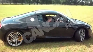 Baiatul lu' tata! Uite ce drifturi face un pusti de 13 ani cu un Audi R8 "imprumutat" de la parinti