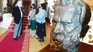 L-a omagiat pe Brâncuși cu limbă de moarte. Povestea bustului donat Muzeului de Artă Craiova de familia unui inginer constructor