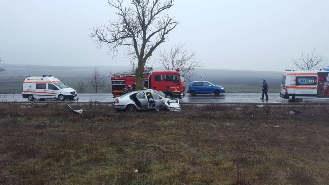 Accident grav în Tulcea, în această dimineață. 2 persoane au rămas încarcerate
