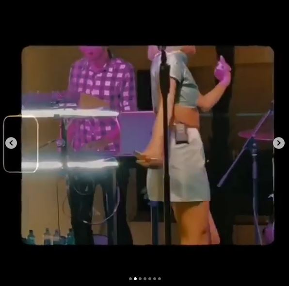 Lidia Buble a încins Instagram-ul după ce a ridicat picioarele în timp ce purta o fustă mini! Are sau nu lenjerie intimă?!