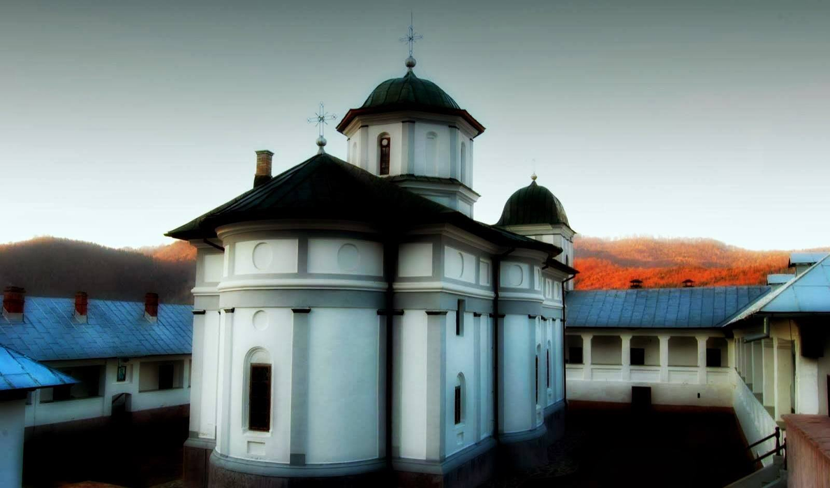 Semn divin în plină pandemie de coronavirus! Plânge icoana Maicii Domnului cu Pruncul Iisus Hristos de la Mănăstirea Frăsinei | FOTO