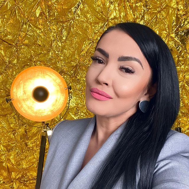 Andreea Mantea: "Orice femeie are nevoie de o relație toxică la un moment dat, dacă e o femeie căreia îi place să simtă adrenalina, dar e o perioadă, după care zice gata!” / Foto: Instagram @AndreeaMantea