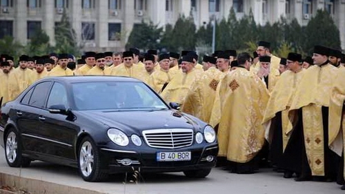 "Ochiul Dracului ", la vedere pe peretii unei biserici! Cum a ajuns dolarul la loc de cinste printre sfinti!