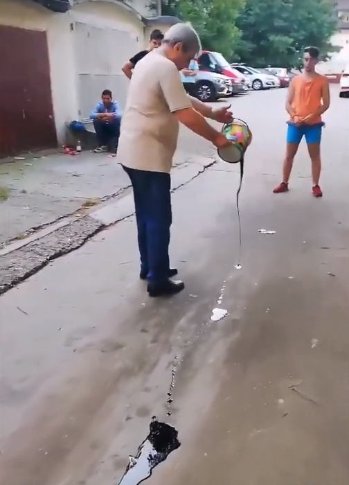 Așa ceva nu s-a mai văzut! Cum s-a răzbunat un pensionar din Bacău pe copiii gălăgioși din spatele blocului