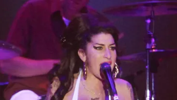 Amy Winehouse, o cantareata care s-a zbatut intre scandaluri de prima pagina si concerte exceptionale