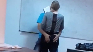 Noi acuzaţii cumplite, după ce profesorul de engleză a fost filmat în timp ce săruta şi pipăia o elevă: “Există cazuri în care elevii sunt amenințați”