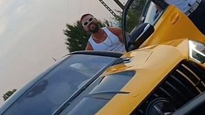 Fără plăcuțe de înmatriculare, dar îmbrățișat și escortat de polițiști. Dorian Popa, filmat când a dat nas în nas cu oamenii legii