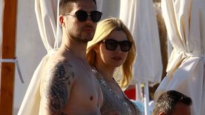 A confundat marea cu băile romane! Prezentatorul TV a ieşit la plajă înfăşurat într-un prosopel… Avem imaginile!