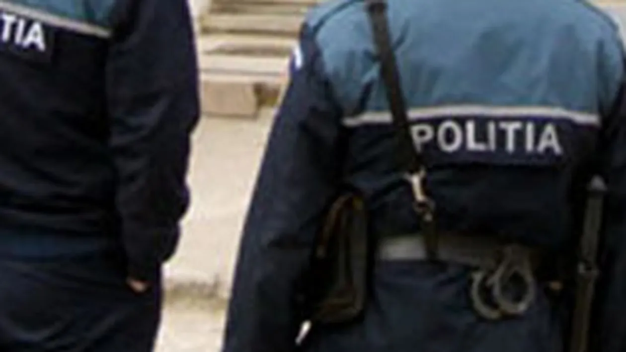 Un barbat, acuzat ca si-ar fi violat copiii de 14 si 17 ani, este cautat de politistii din Iasi