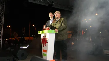 Cea mai mare instalatie de Craciun din lume e in Bucuresti! Cristian Popescu Piedone a aprins aseara 449.658 de beculete!