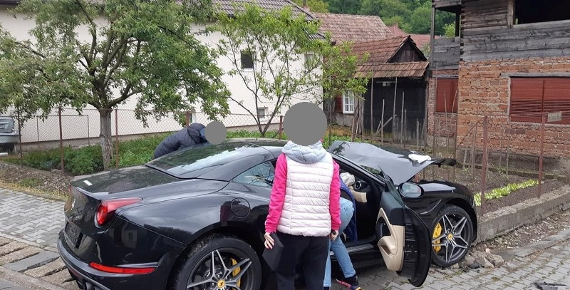 Accident într-o comună din Alba! Un bolid Ferarri a fost făcut praf