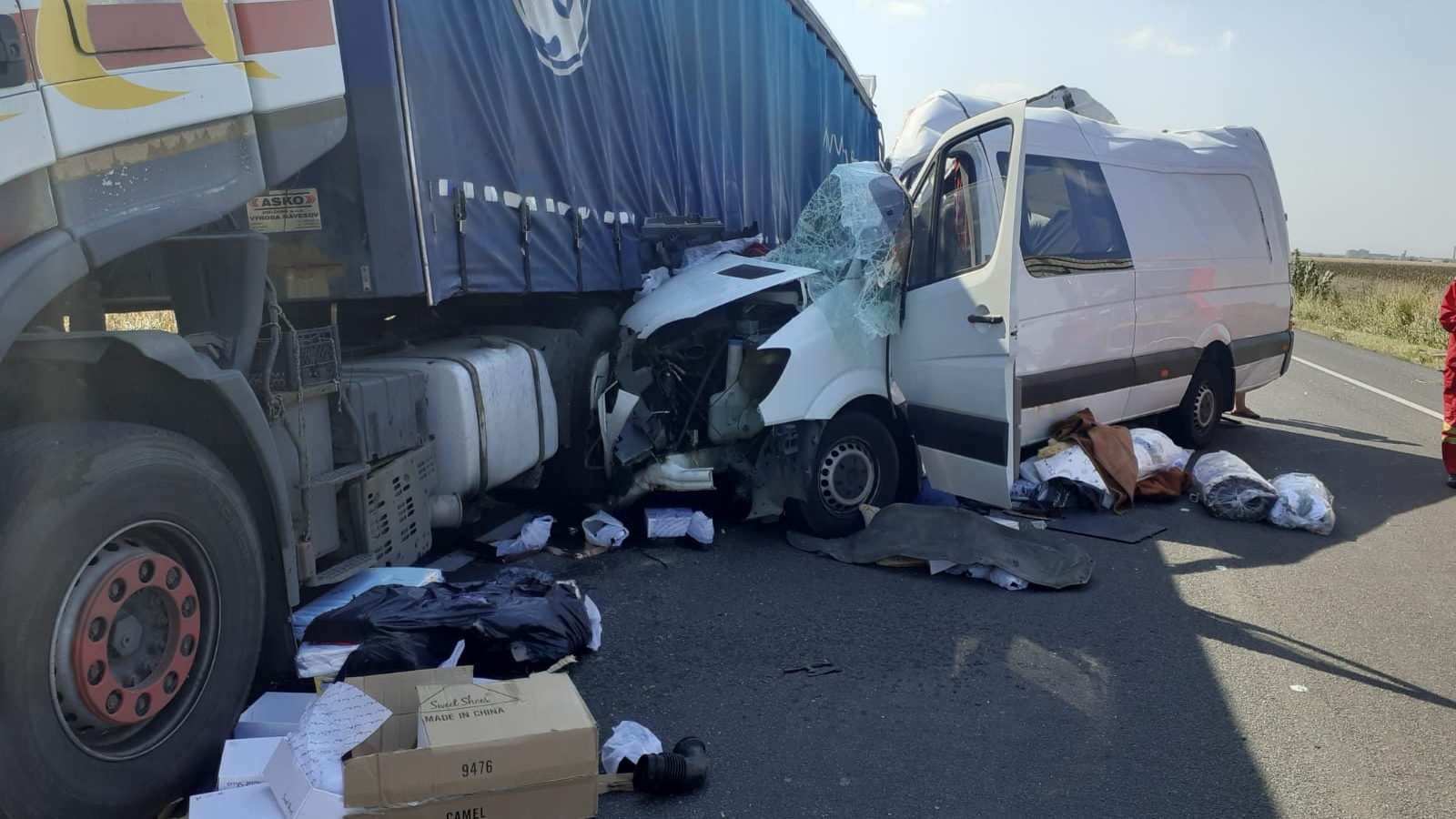 Accident mortal în Ialomița. O dubiță a intrat din plin într-un tir. O femeie a murit pe loc