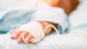 Copilă de 3 ani, moartă după ce a căzut într-o oală cu mâncare. Bucătarul asculta muzică la căști și nu i-a auzit țipetele!