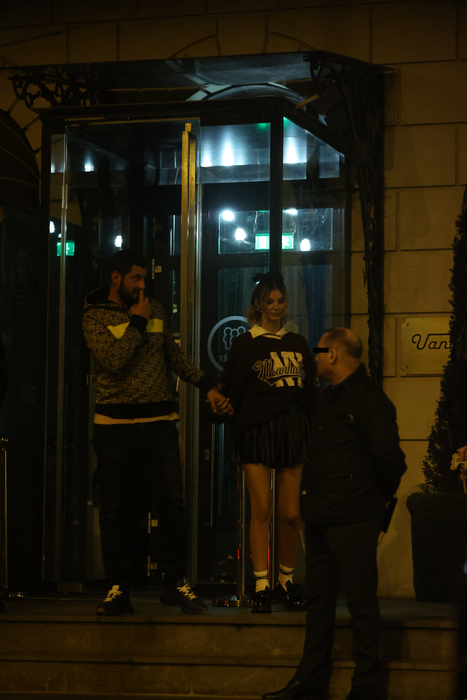 Asistenta de la "Neatza" e îmbrăcată ca o școlăriță (Foto: CANCAN.RO)