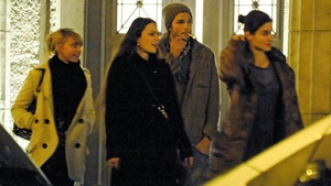 Ashton Kutcher s-a invatat repede cu burlacia. Noapte de distractie, cu trei femei