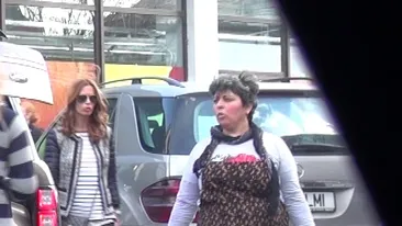 Sotia antrenor Dan Petrescu nu renunta la fite nici cand face piata! A convins o vanzatoare sa-i care plasele la masina!