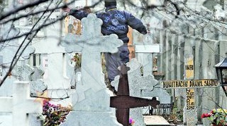 Fanii o pot vedea ultima oara pe artista doar in prezenta agentilor de paza! Locul de veci al Malinei, pazit de bodyguarzi