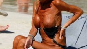 Donatella Versace face topless la 54 de ani