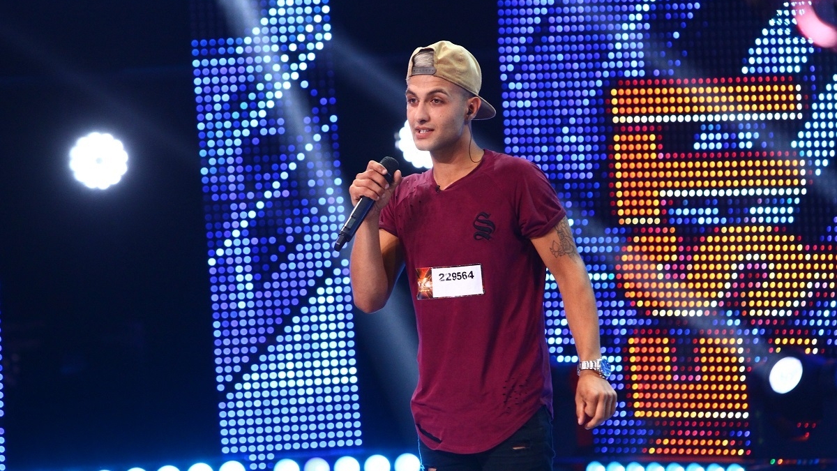 A fost abandonat la naştere, apoi adoptat în străinătate şi părăsit a doua oară la 12 ani! Povestea cruntă a unui concurent X Factor le-a adus lacrimi în ochi celor din platoul de filmare