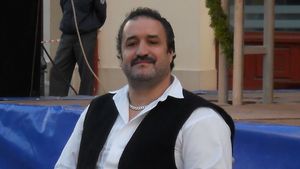 "CANCAN te face vedeta"! Povestea traumatizanta a cantaretului tintuit intr-un scaun cu rotile! “Un communist inrait m-a...”