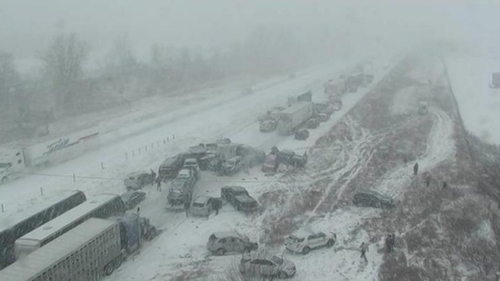 Accident devastator! 131 de mașini s-au făcut praf, o persoană a murit, 71, rănite! VIDEO