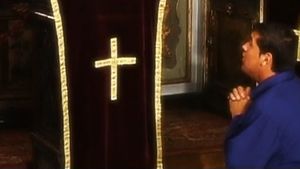 Asta este blasfemie! Un manelist de mana a treia a filmat un videoclip intr-o biserica din Targu Jiu