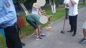 De la aroganță, la mătură. Câțiva tineri din Găești au primit o lecție pe care nu o vor uita curând