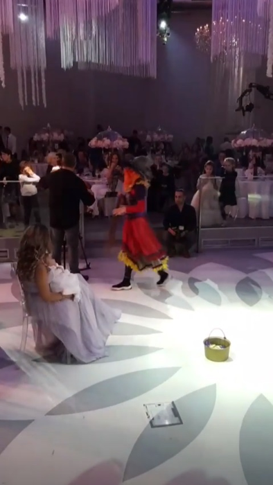 Bursucu și-a botezat aseară fetița! Cum s-a îmbrăcat Andreea, iubită prezentatorului de la Kanal D