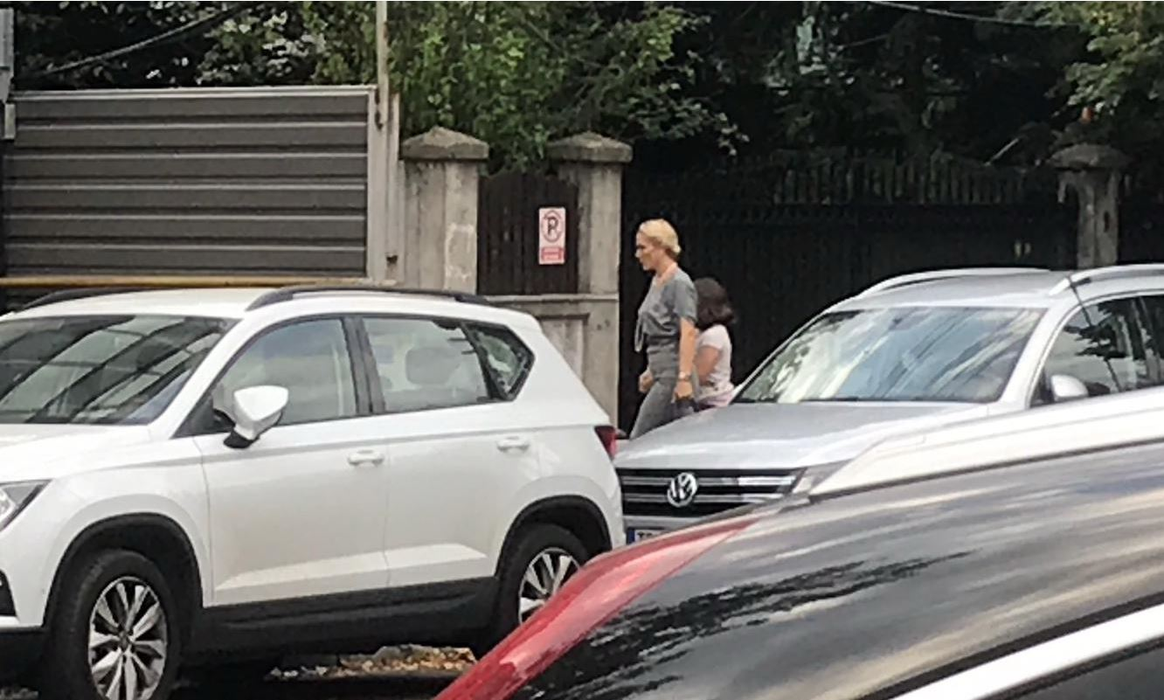 Ramona Ioana Bruynseels a ajuns într-un suflet la cabinet alături de fiica ei, pentru un consult