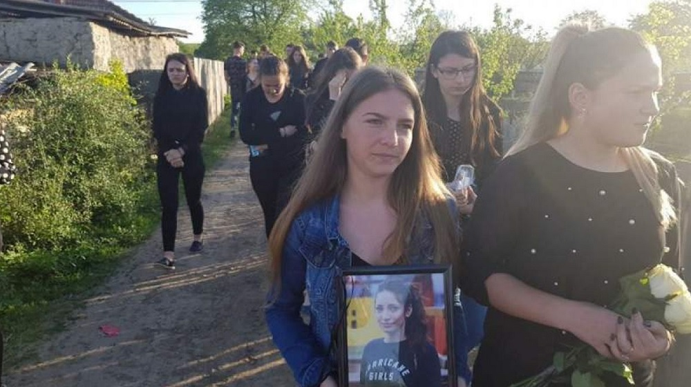 Durere fără margini la casa Petronelei Mihalachi, tânăra ucisă cu 30 de lovituri de cuțit! Imagini sfâșietoare