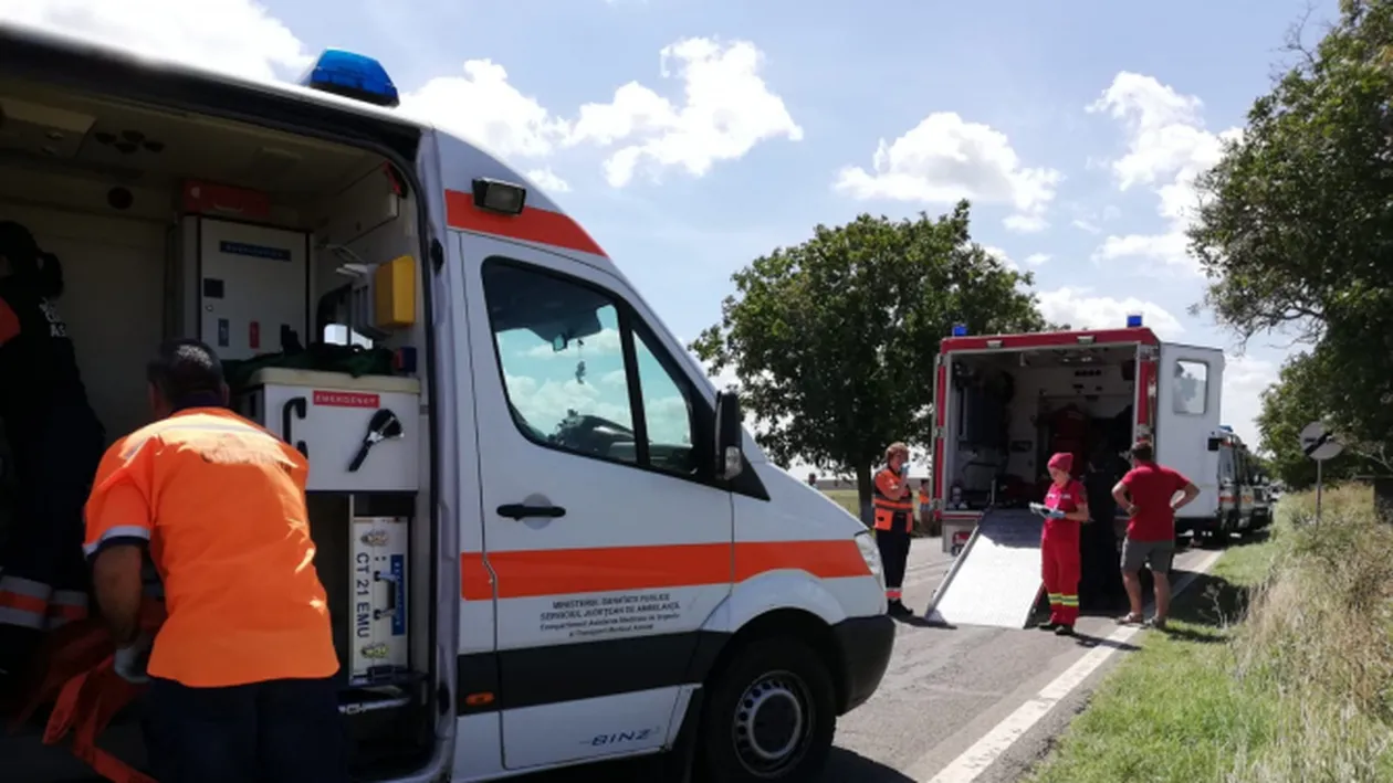 Un șofer a murit după ce a ajuns cu mașina pe contrasens și s-a izbit de un TIR, în Bacău